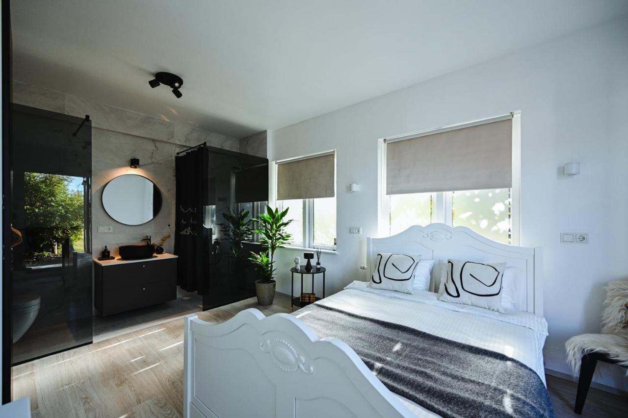 Alka - Cozy Room By The Sea With Private Hot Tub Njarthvik エクステリア 写真
