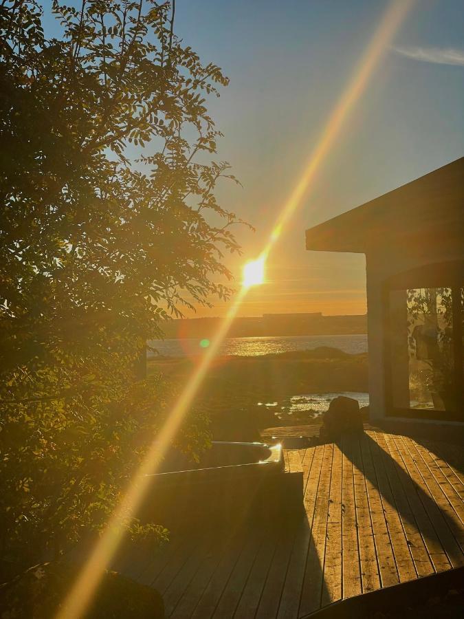 Alka - Cozy Room By The Sea With Private Hot Tub Njarthvik エクステリア 写真